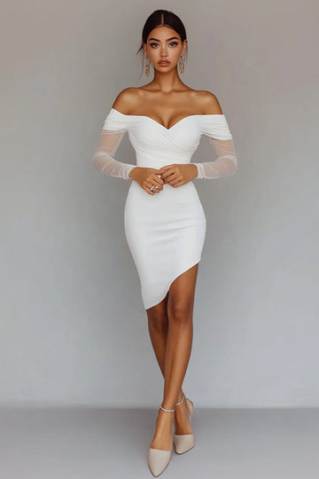 Robe de graduation moulante blanche froncée à épaules dénudées